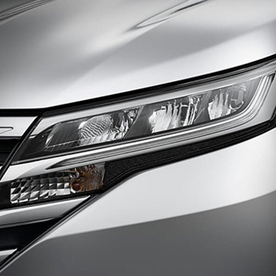 FAROS DELANTEROS 
 Con un marcado estilo angular, los faros delanteros LED añaden carácter a la nueva Toyota Rush.