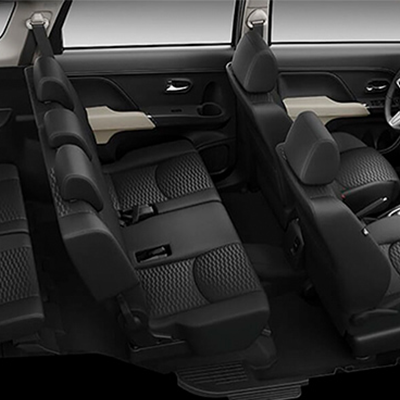 TRES FILAS DE ASIENTOS 
 La Toyota Rush tiene 3 filas de asientos para que 7 pasajeros viajen cómodamente. Los asientos también se pueden acomodar fácilmente en diversas posiciones.